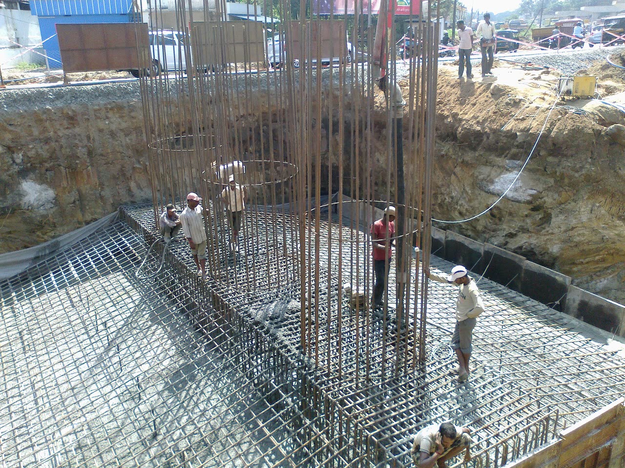 Bombeamento de concreto para pilar de viaduto em canteiro de obras